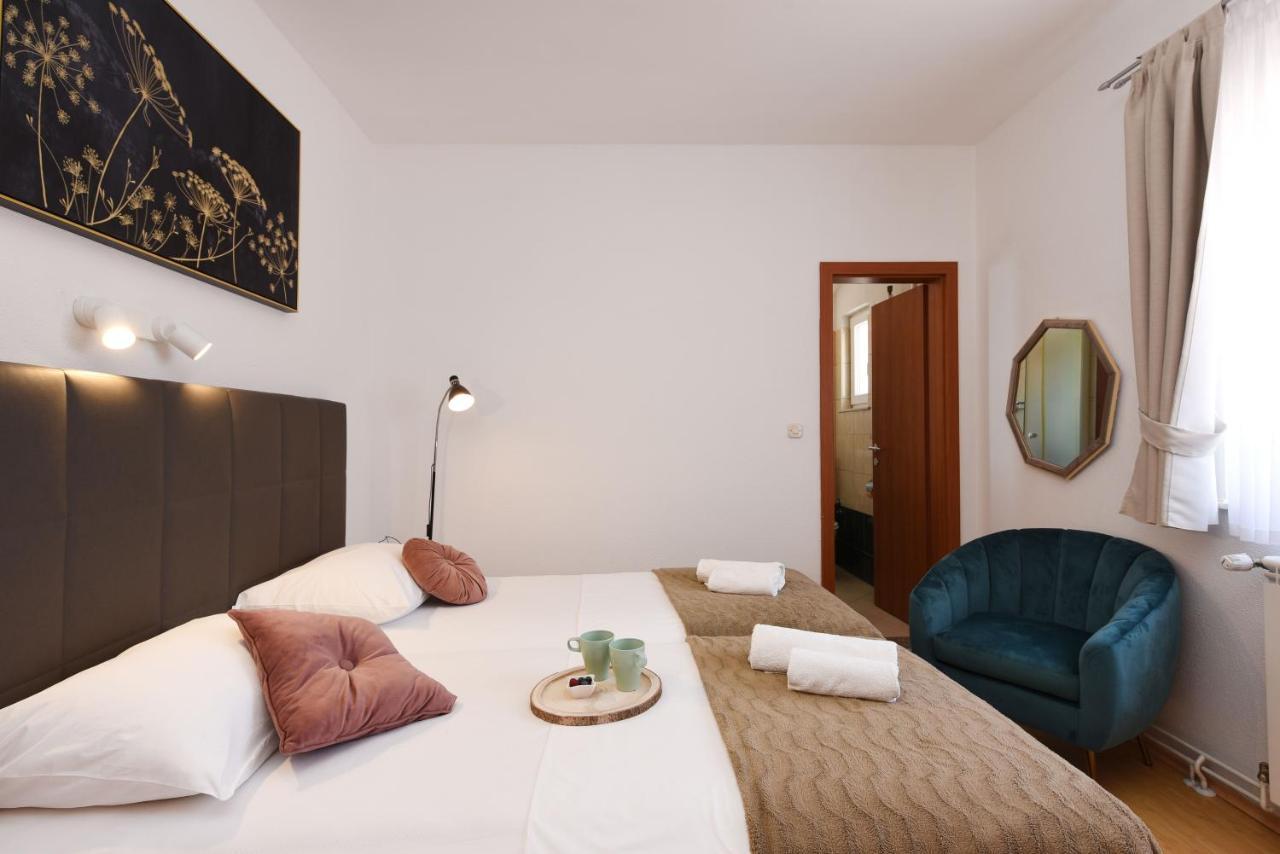 Apartments By The Sea Starigrad, Paklenica - 16421 Exterior foto